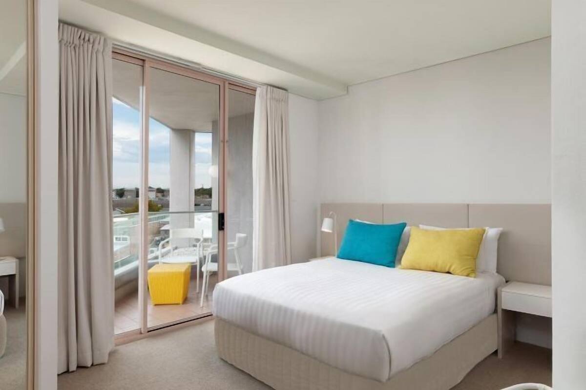 Lakens van Egyptisch katoen, luxe beddengoed, een minibar, een bureau