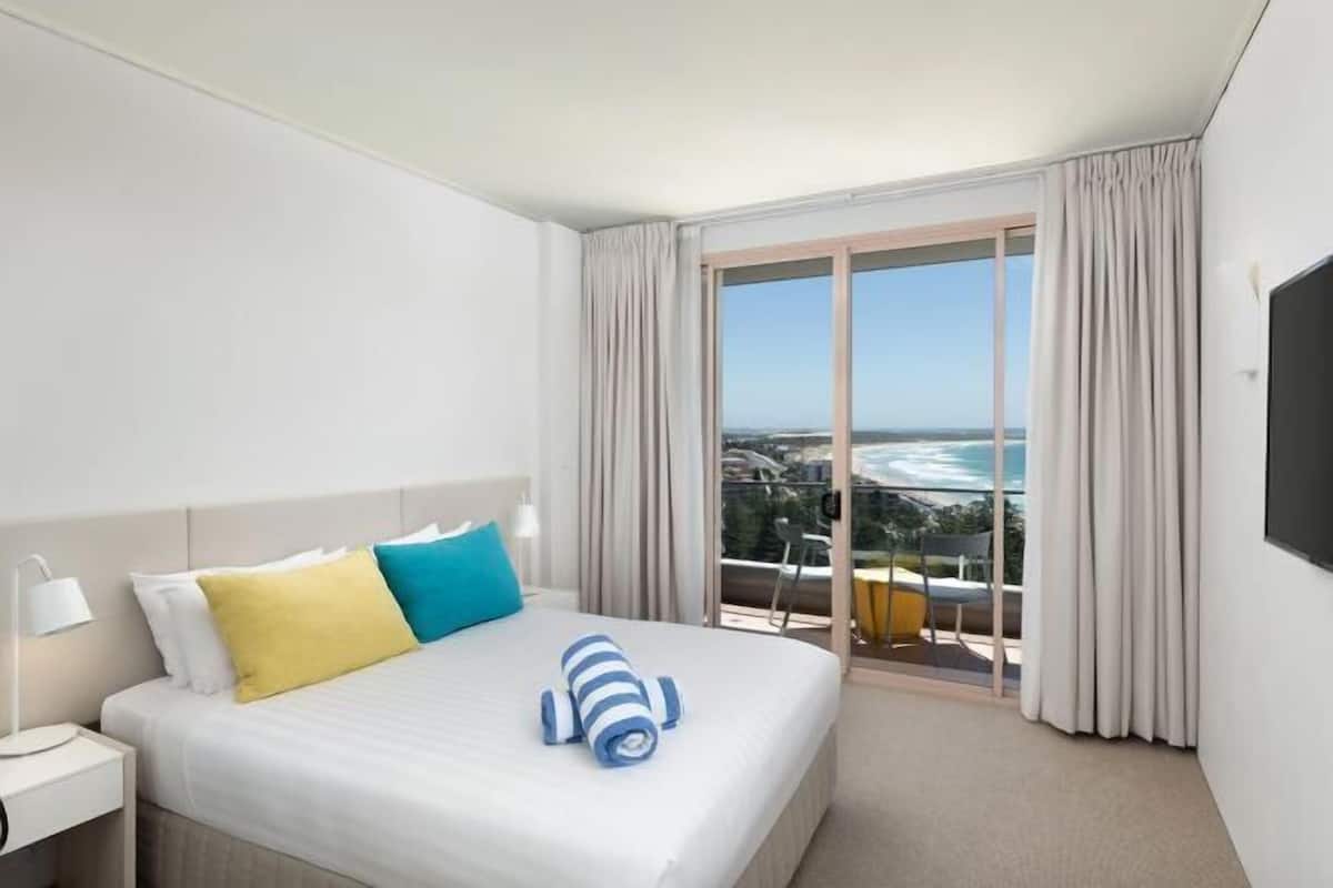 Egyptian cotton sheets, premium bedding, minibar, desk