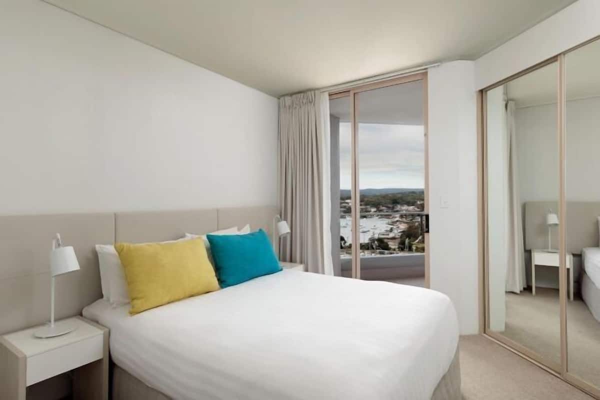 Egyptian cotton sheets, premium bedding, minibar, desk