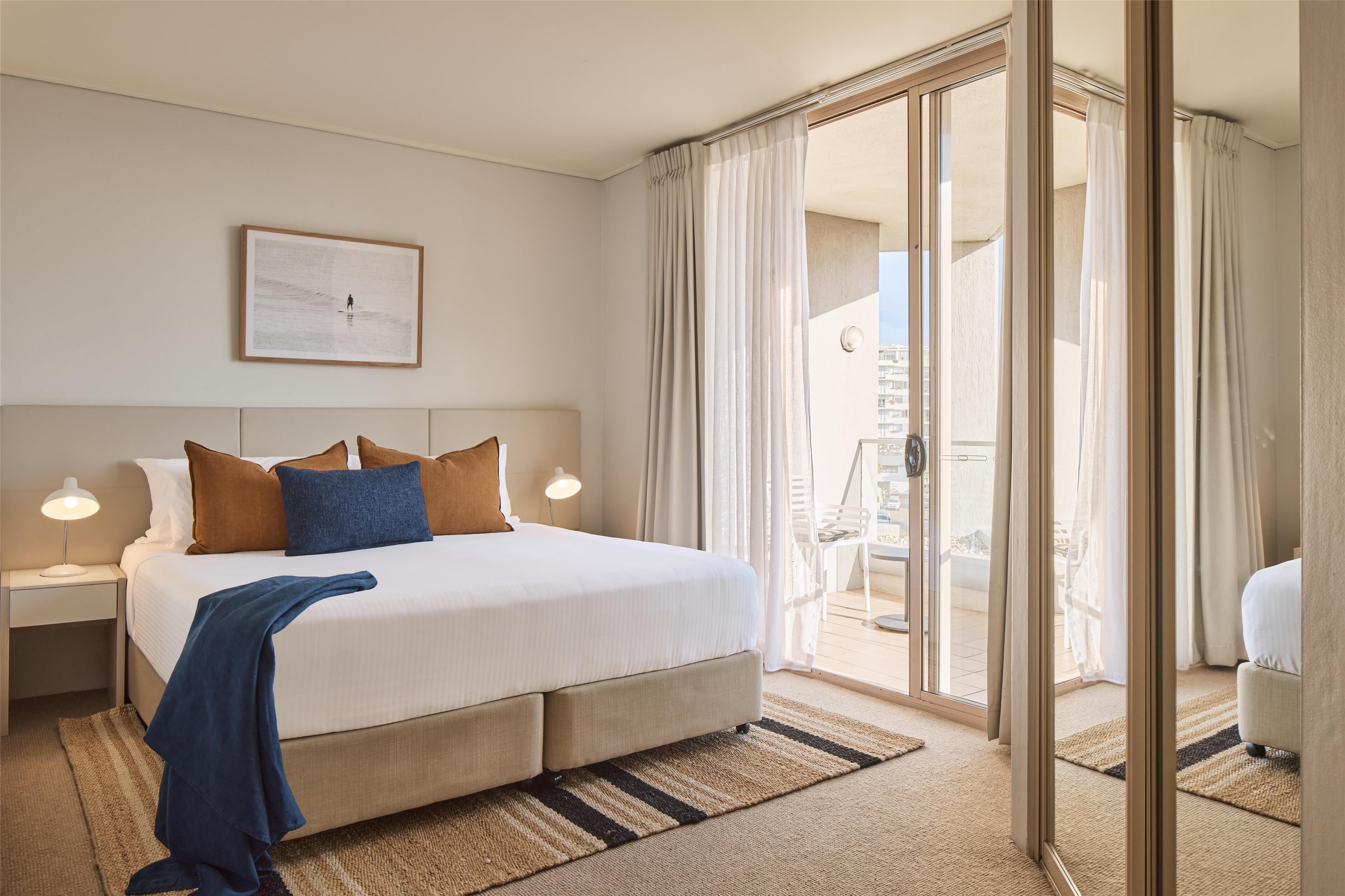 standard room | egyptian cotton sheets, premium bedding, minibar, desk