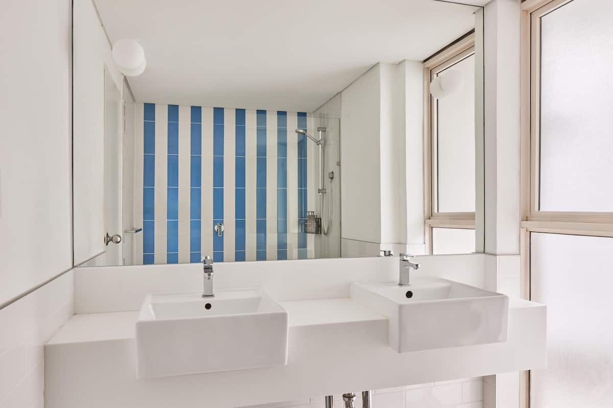 standard room | bathroom | shower, free toiletries, hair dryer, towels