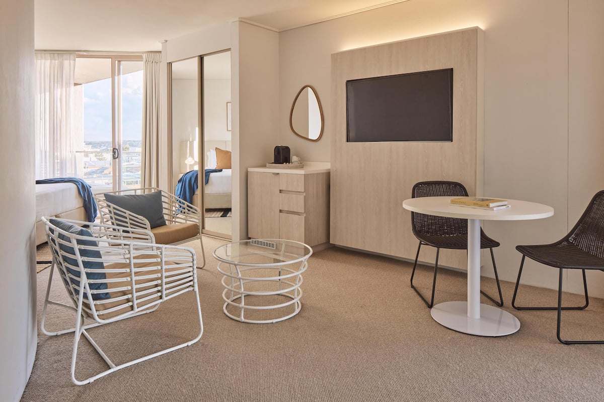 Egyptian cotton sheets, premium bedding, minibar, desk