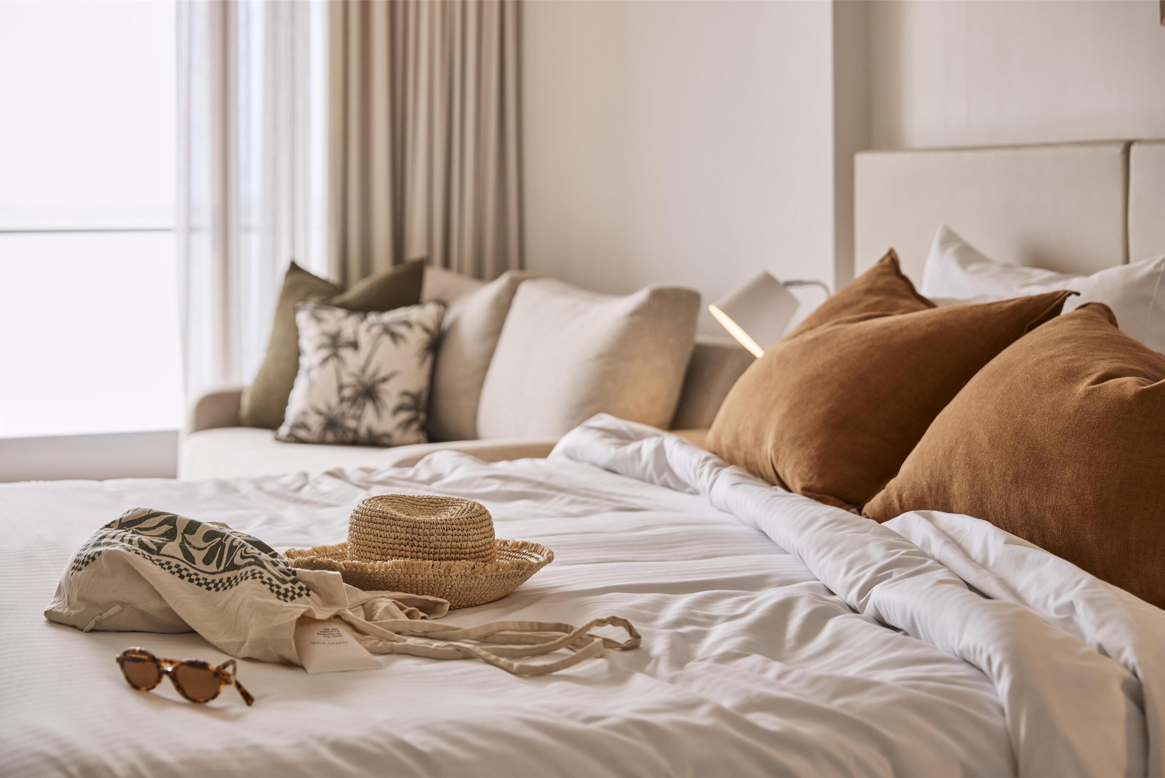 egyptian cotton sheets, premium bedding, minibar, desk