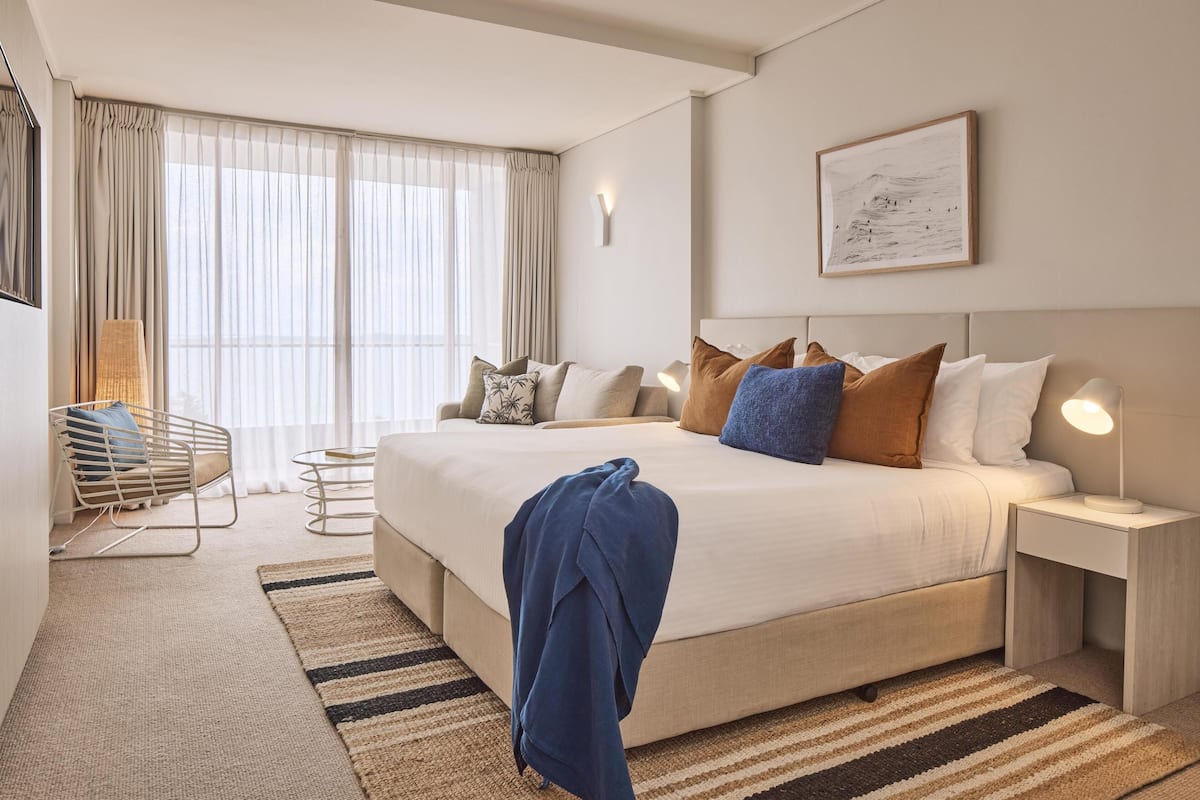 Egyptian cotton sheets, premium bedding, minibar, desk