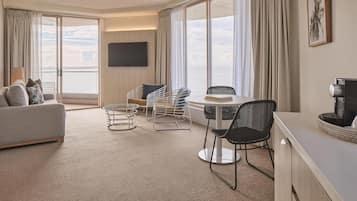 Egyptian cotton sheets, premium bedding, minibar, desk