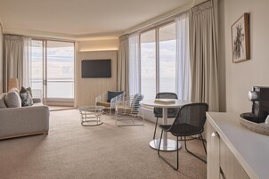 Suite ejecutiva, 1 habitación, vistas al mar | Sábanas de algodón egipcio, ropa de cama de alta calidad, minibar