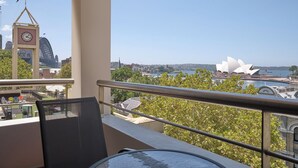 A balcony with a clear view of the Sydney Opera House and a clock tower. - Rendezvous Hotel Sydney The Rocks (The Rocks)