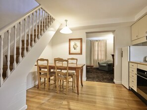 Historic Terrace Queen | Minibar, in-room safe, desk, laptop workspace