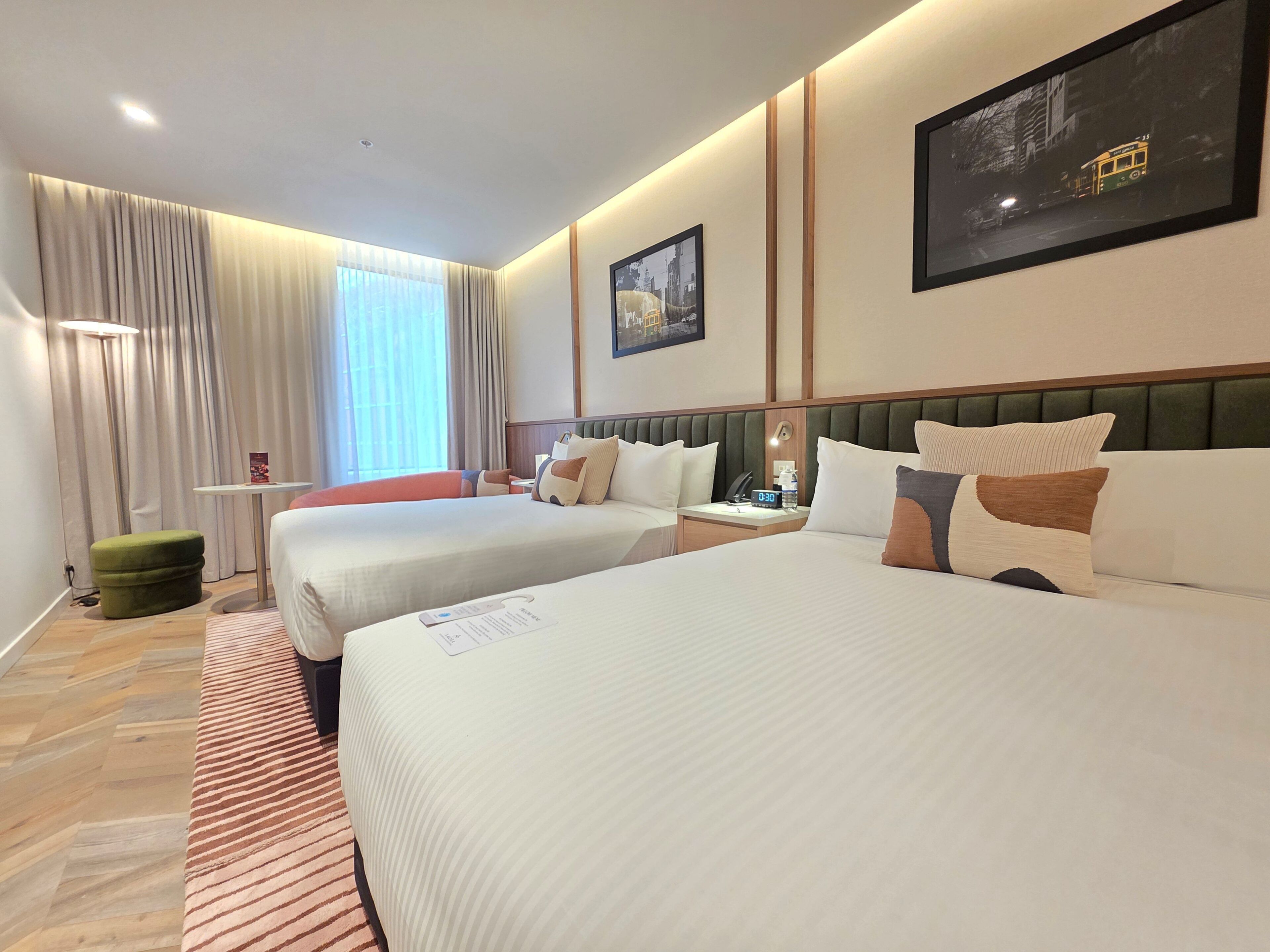 Deluxe tweepersoonskamer | Een minibar, een kluis op de kamer, een bureau, een laptopwerkplek