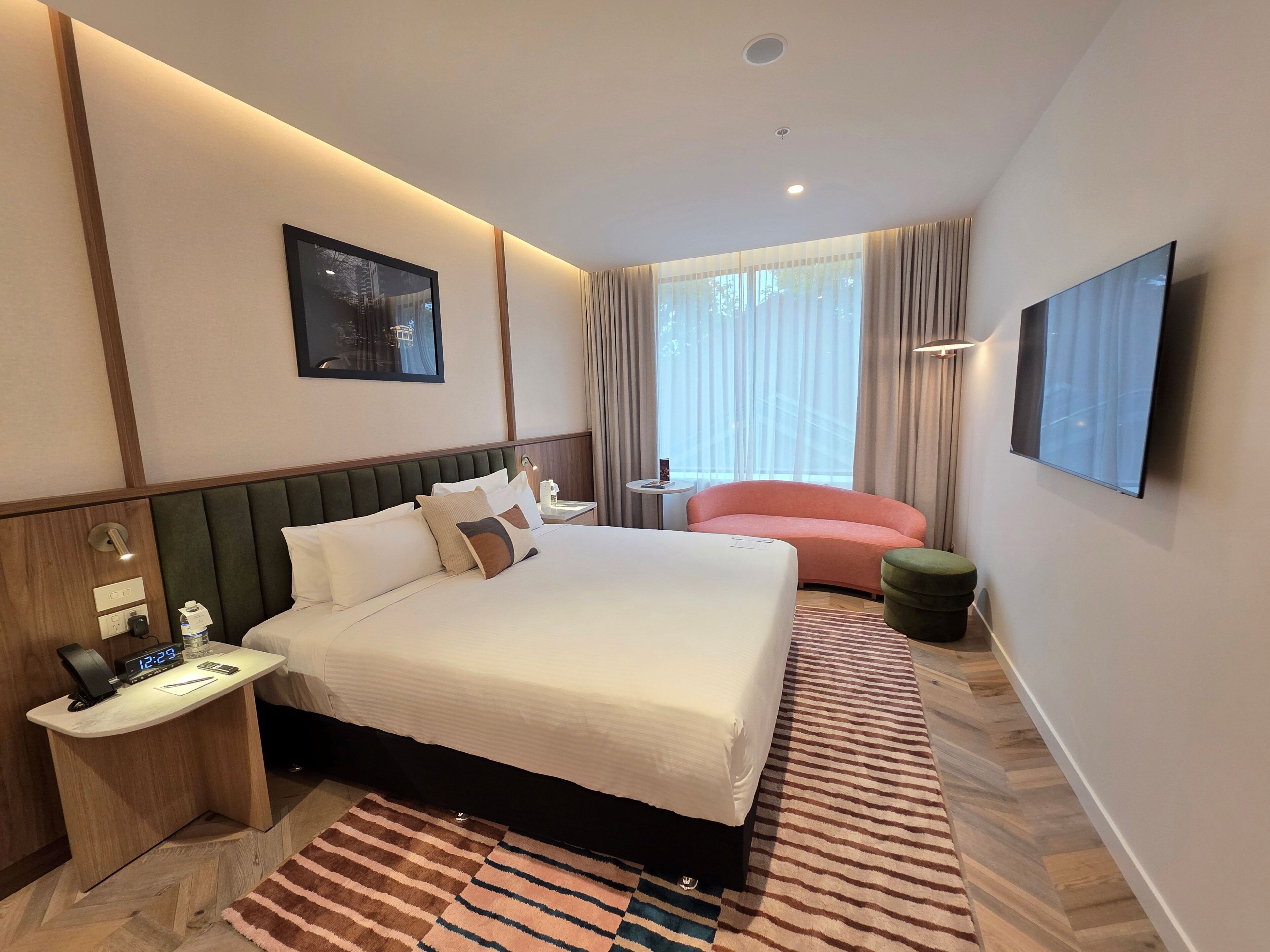 Deluxe kamer | Een minibar, een kluis op de kamer, een bureau, een laptopwerkplek