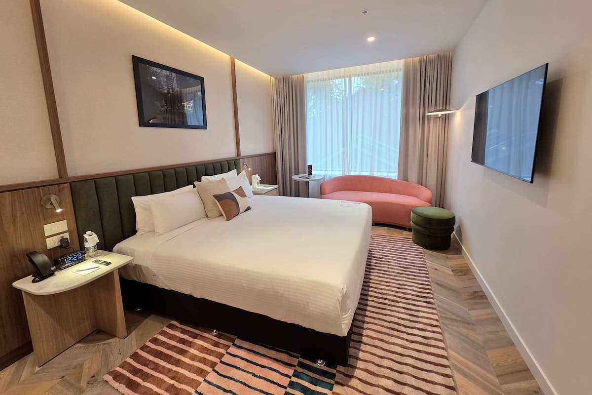 Deluxe-huone | Minibaari, tallelokero huoneessa, työpöytä