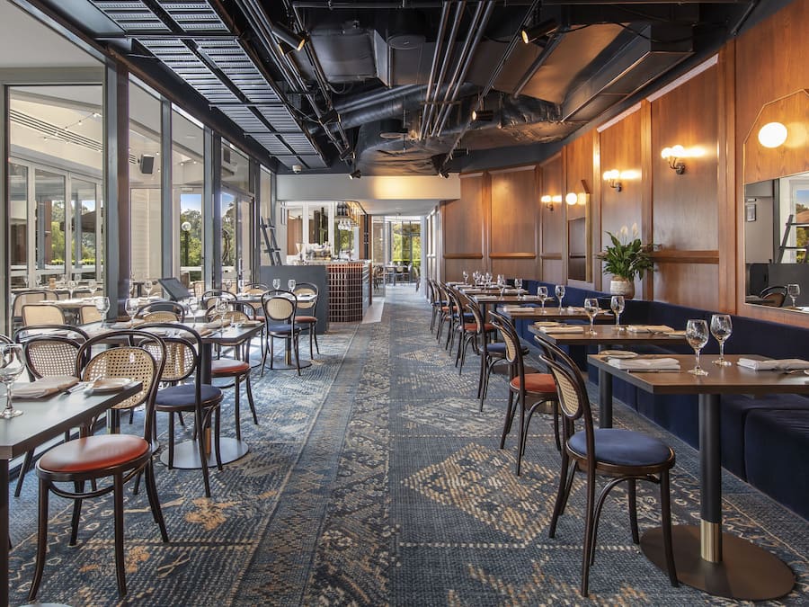 Se sirven desayunos y almuerzos; cocina local; con vista al jardín