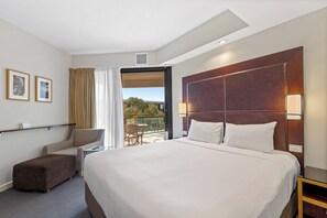 Minibar, safe på rommet, skrivebord og skrivebord for bærbar PC