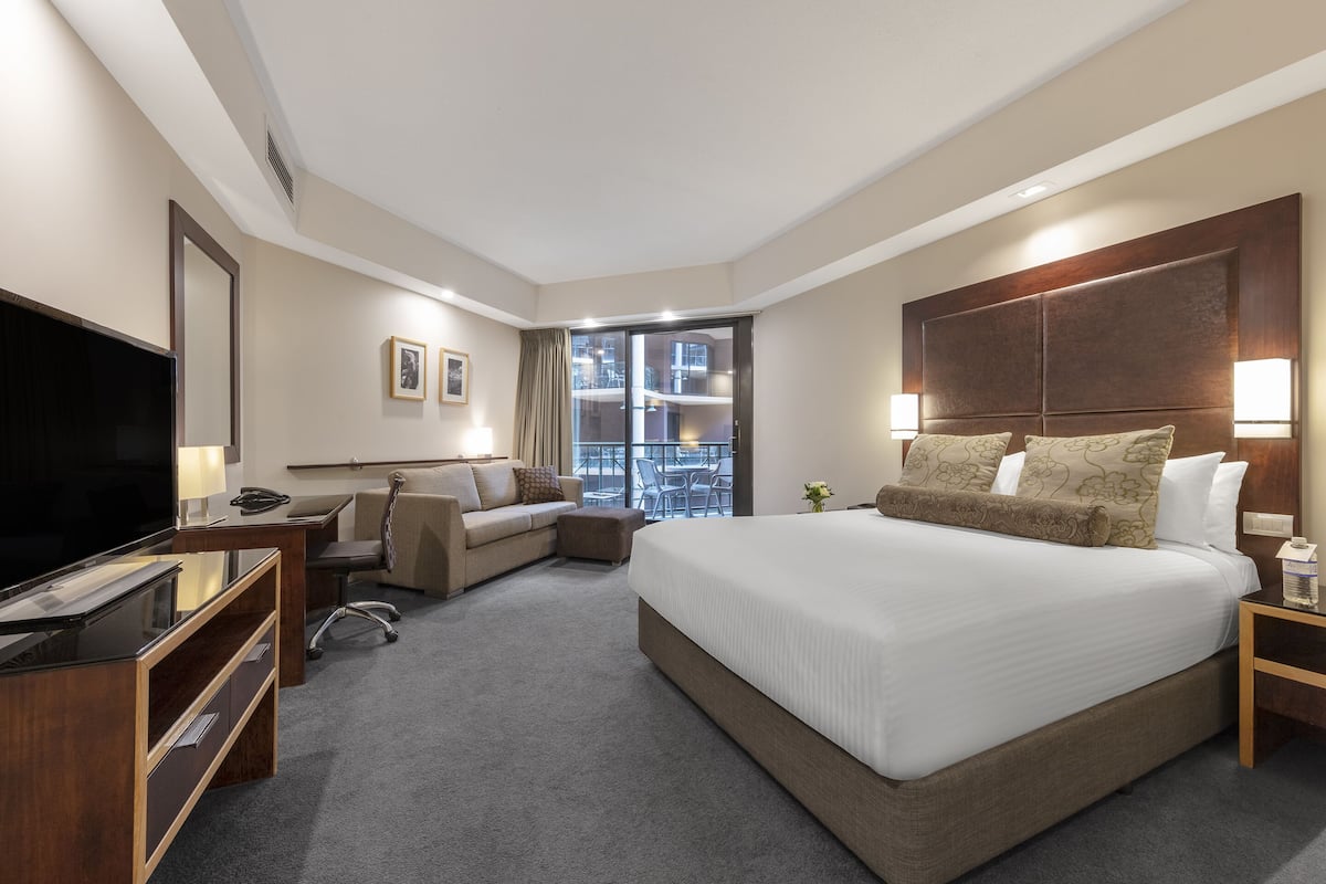 Deluxe Room, Balcony | Bar mini, peti besi dalam bilik, meja, ruang kerja komputer riba 