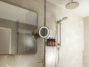Designertoiletartikler, hårtørrer, badekåber, håndklæder