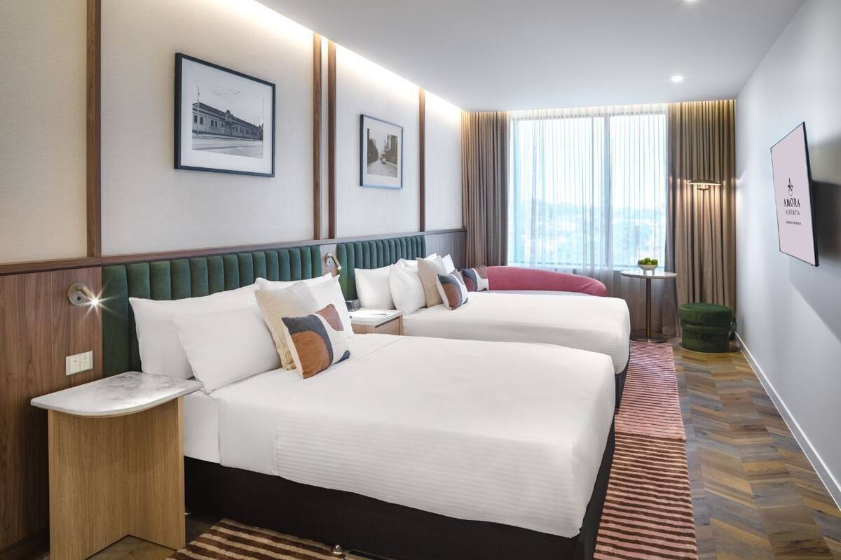 Deluxe Double Room | Bar mini, peti besi dalam bilik, meja, ruang kerja komputer riba 