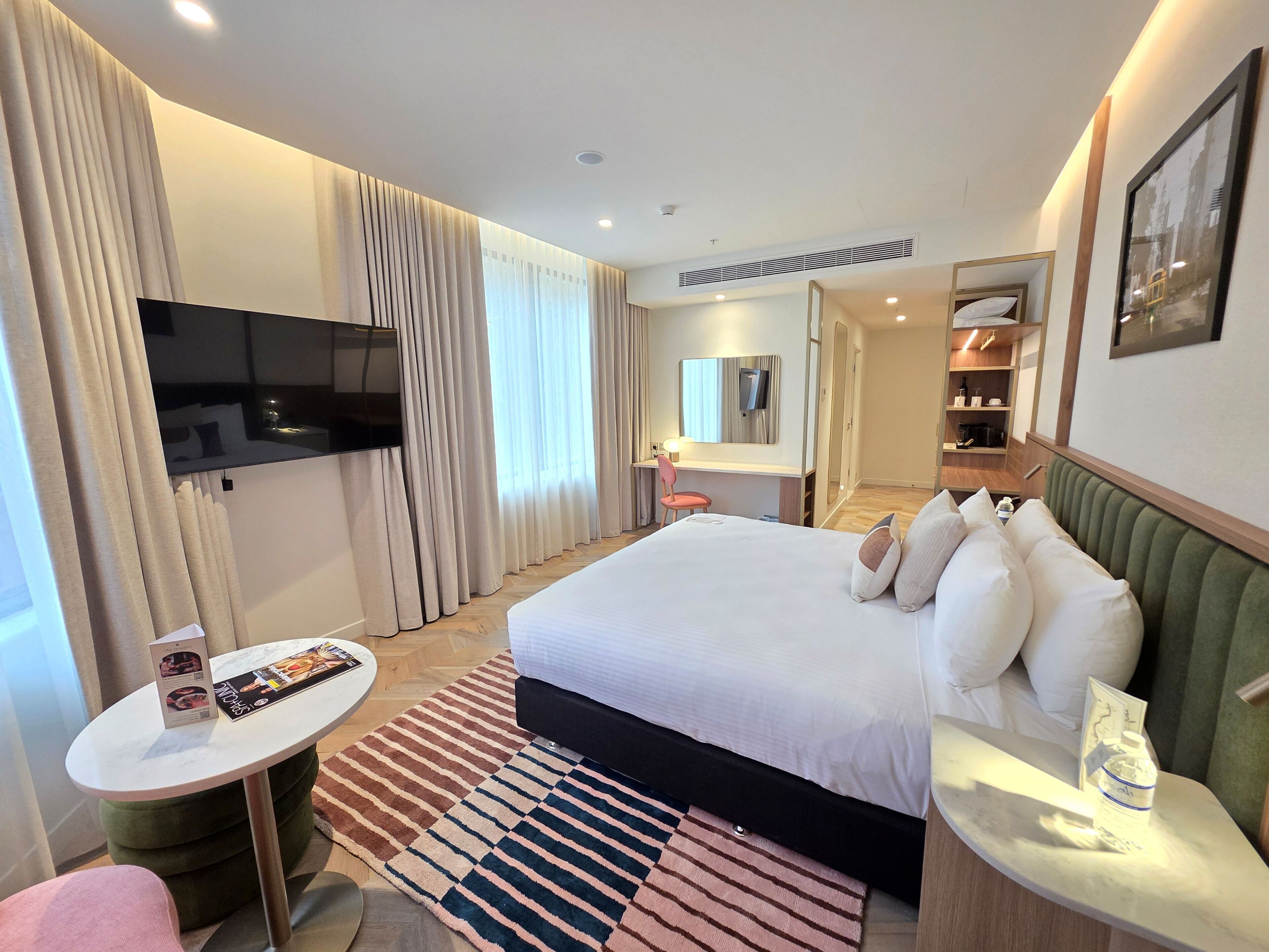 Premium kamer | Een minibar, een kluis op de kamer, een bureau, een laptopwerkplek