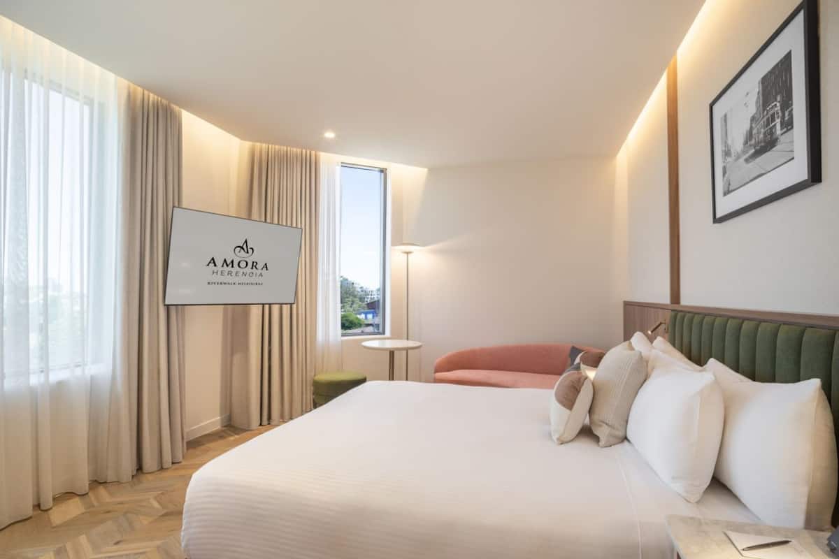 Premium Room | Bar mini, peti besi dalam bilik, meja, ruang kerja komputer riba 