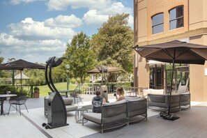 Petit-déjeuner, déjeuner et dîner servis sur place, vue sur le jardin