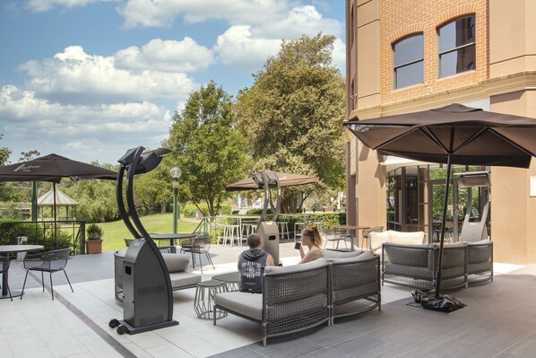 Breakfast, lunch and dinner served - Amora Herencia Riverwalk Melbourne (Richmond)