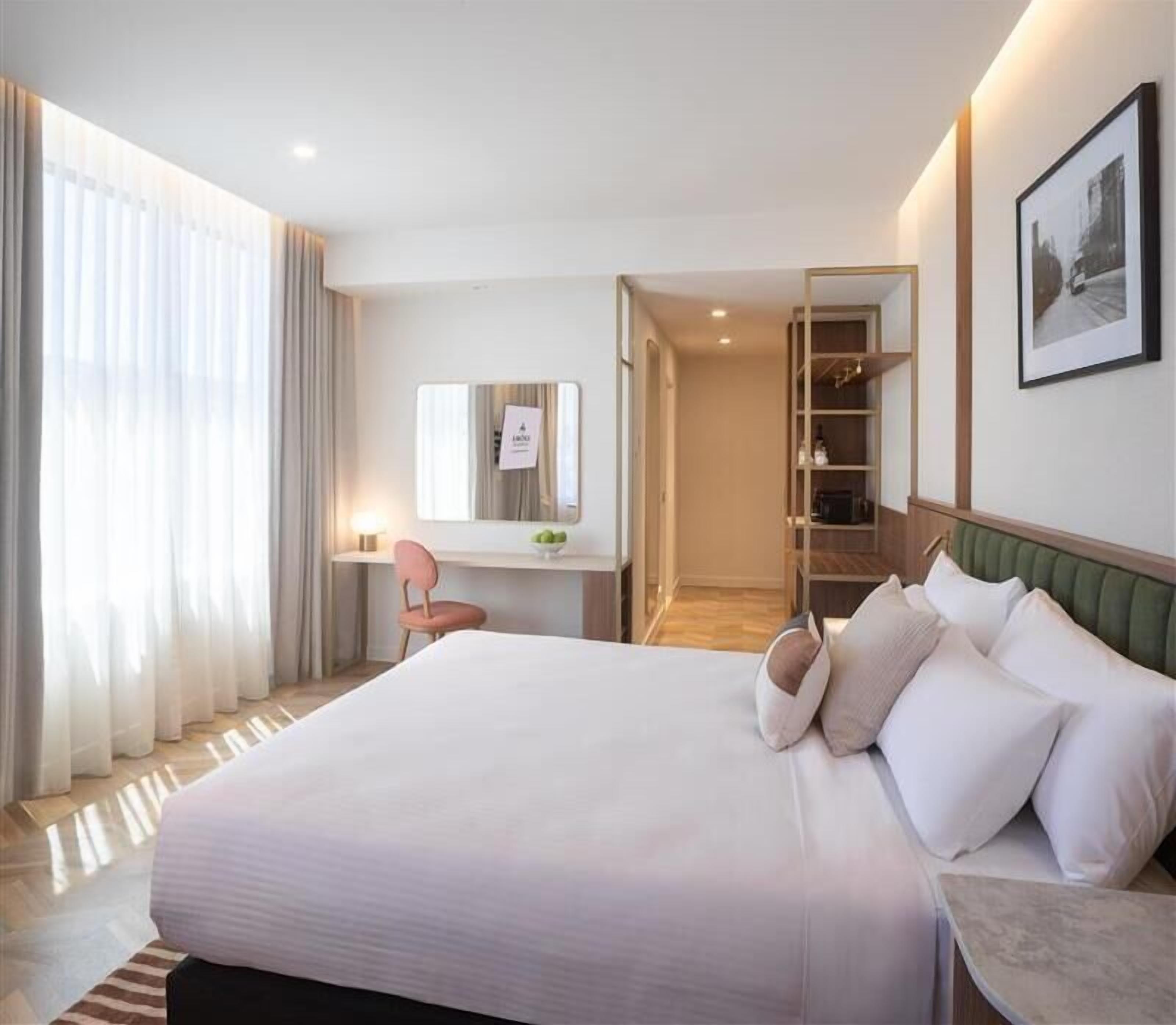 Premium Room | Minibar, in-room safe, desk, laptop workspace