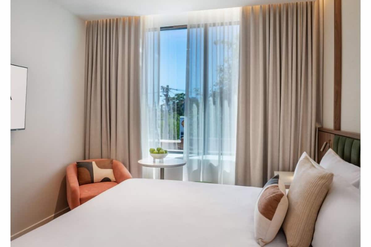 Deluxe Room | Bar mini, peti besi dalam bilik, meja, ruang kerja komputer riba 
