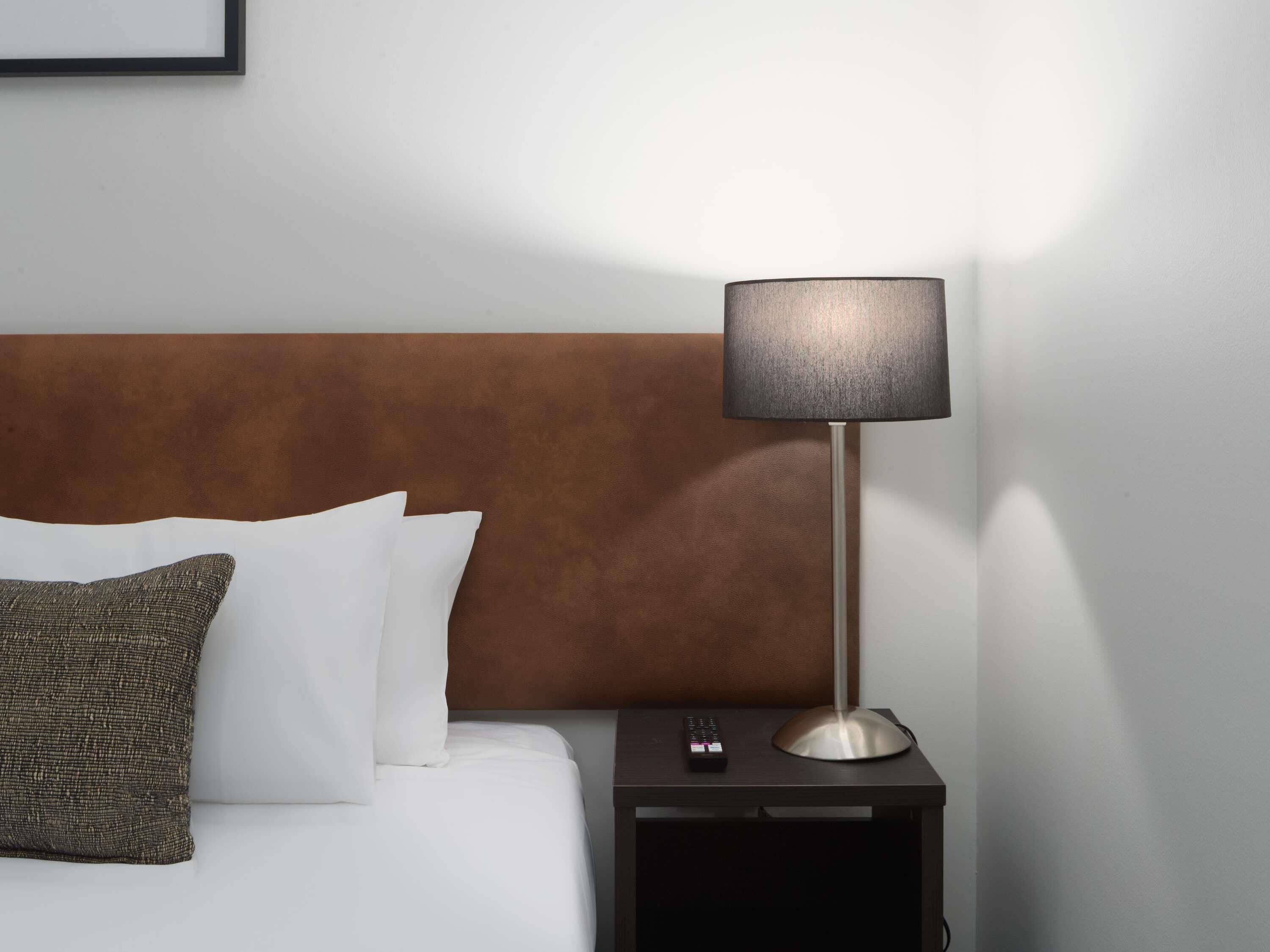 Ropa de cama hipoalergénica y caja de seguridad en la habitación 