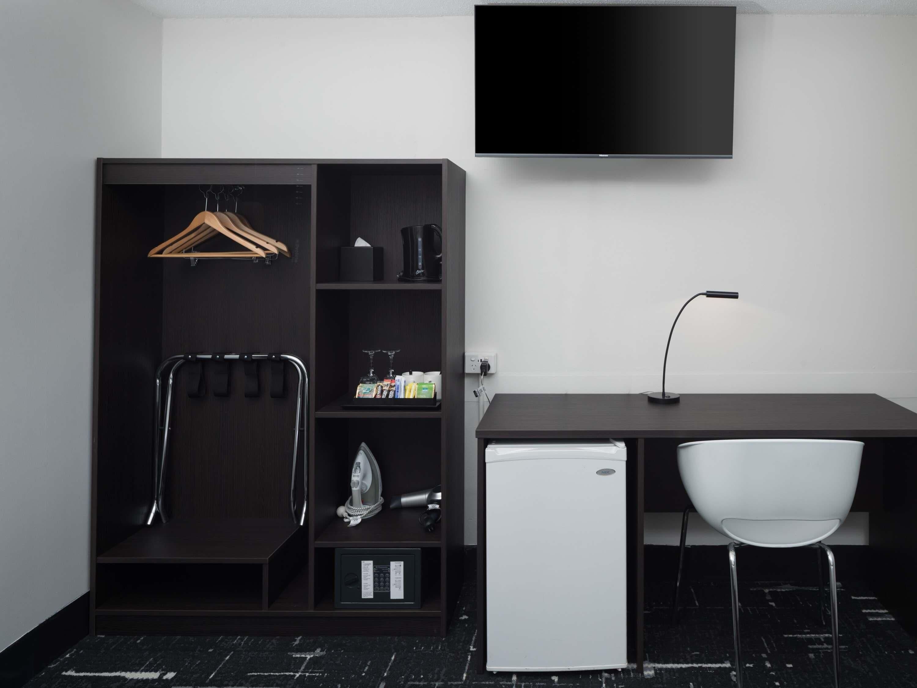 Ropa de cama hipoalergénica y caja de seguridad en la habitación 