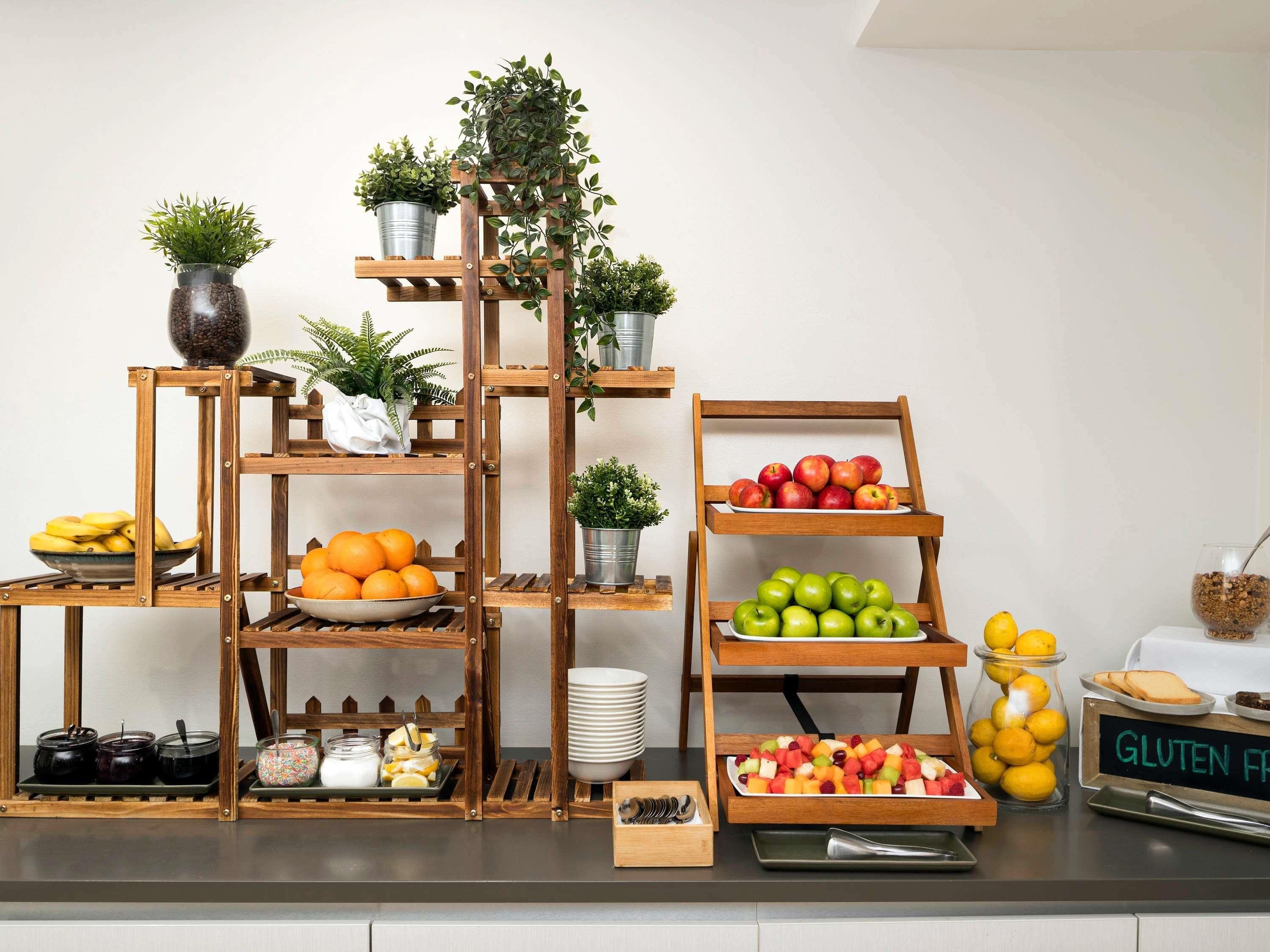 Een buffetopstelling met diverse gerechten en een bord met ‘Glutenvrij’ erop.