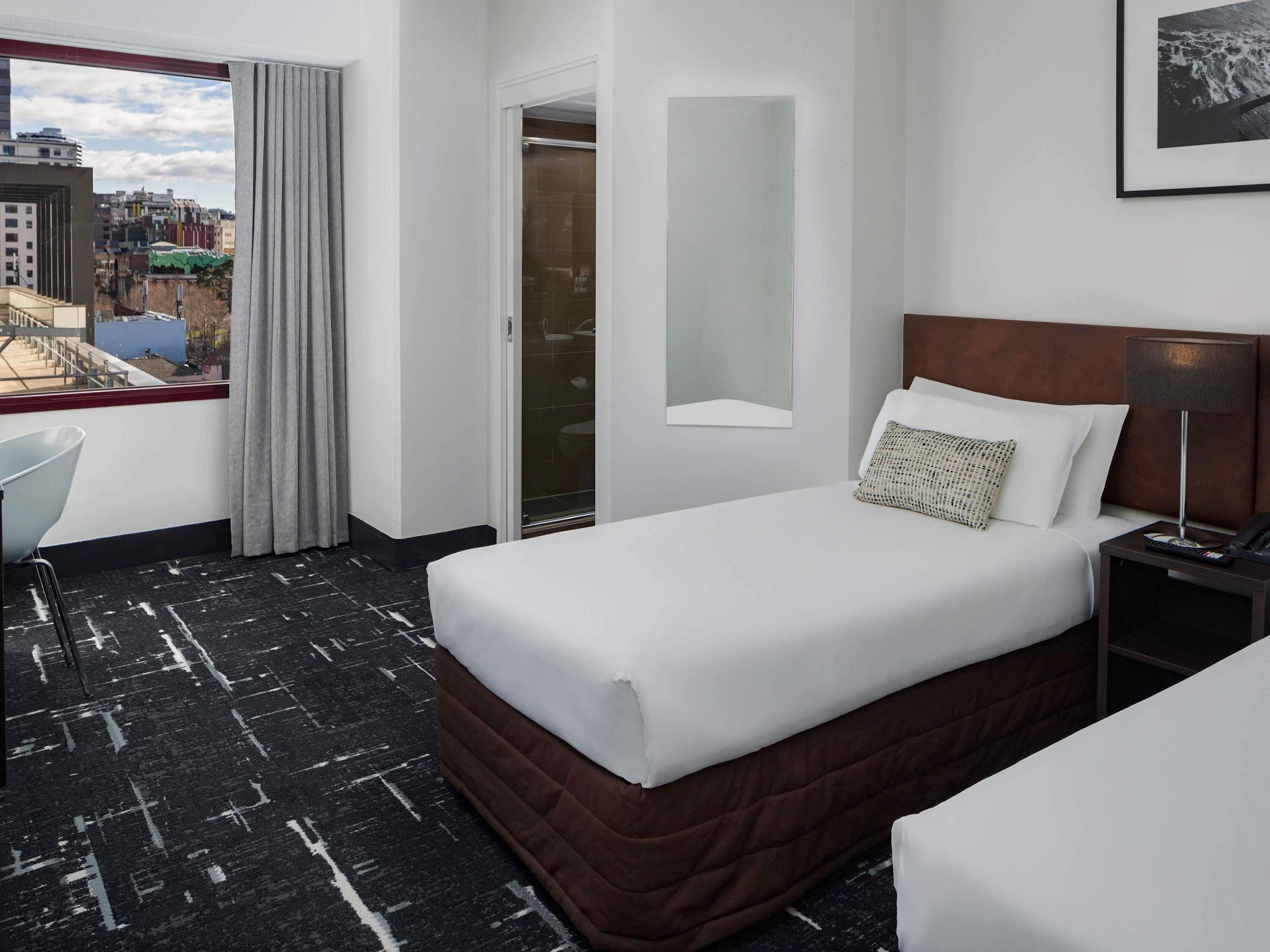 Ropa de cama hipoalergénica y caja de seguridad en la habitación 