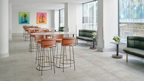 Ein moderner Essbereich mit hohen Decken, großen Fenstern und zeitgemäßer Einrichtung.
