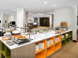 朝食、ディナーに営業