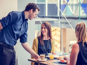 يتم تقديم الإفطار والعشاء 