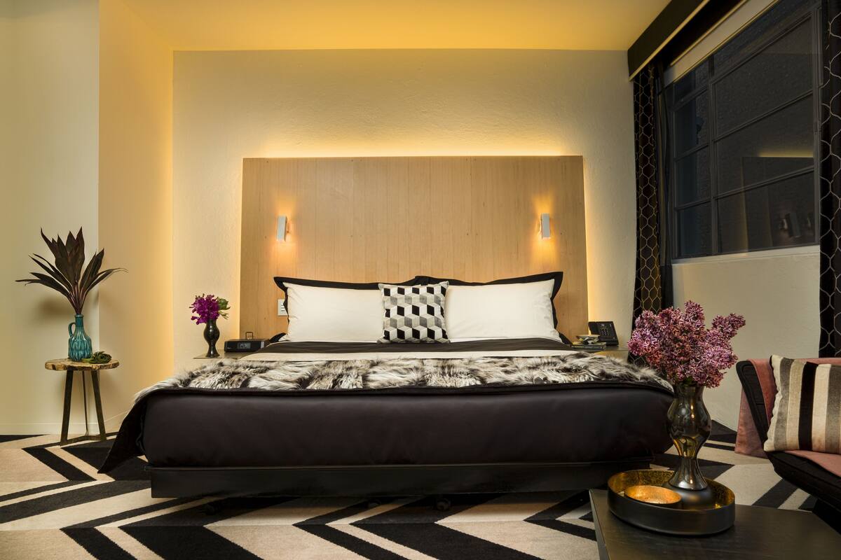 deluxe king room | free minibar, in-room safe, desk, iron/ironing board