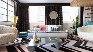 Suíte superluxo, 1 quarto, vista para a cidade | Frigobar (abastecido com itens grátis), cofres nos quartos, escrivaninha