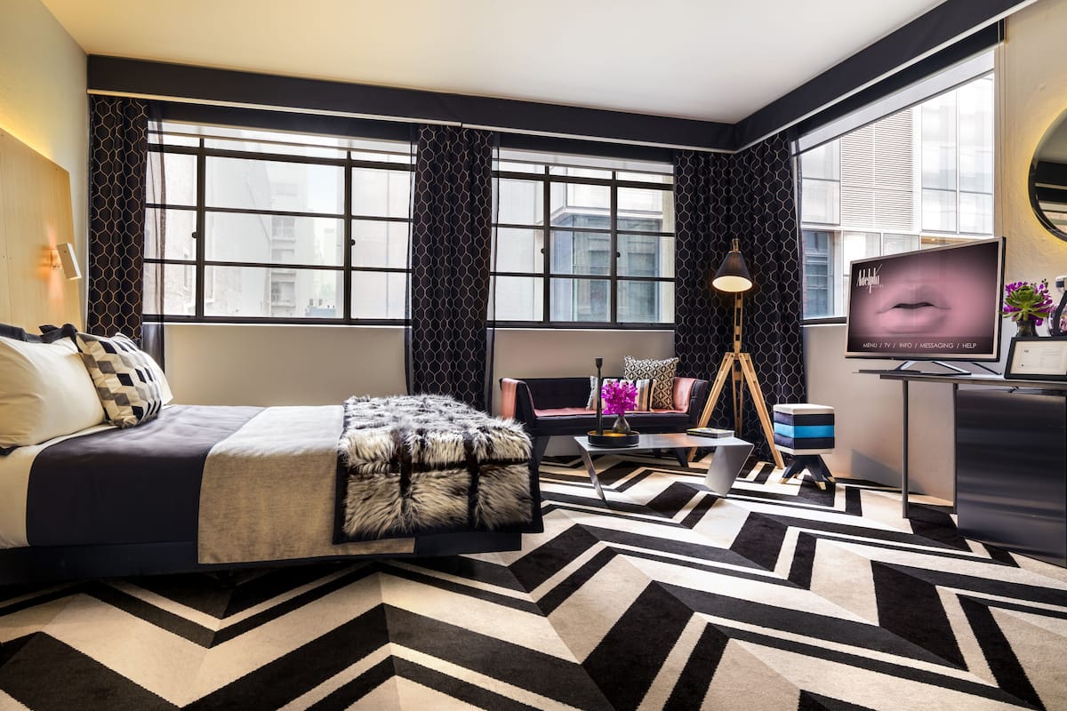 Camera Deluxe, 1 letto king | Minibar con snack e bevande gratuite, cassaforte in camera