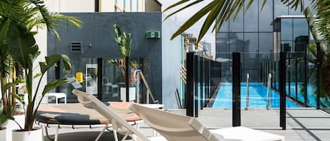 Piscine extérieure, chaises longues