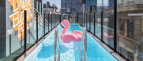 Piscine extérieure, chaises longues