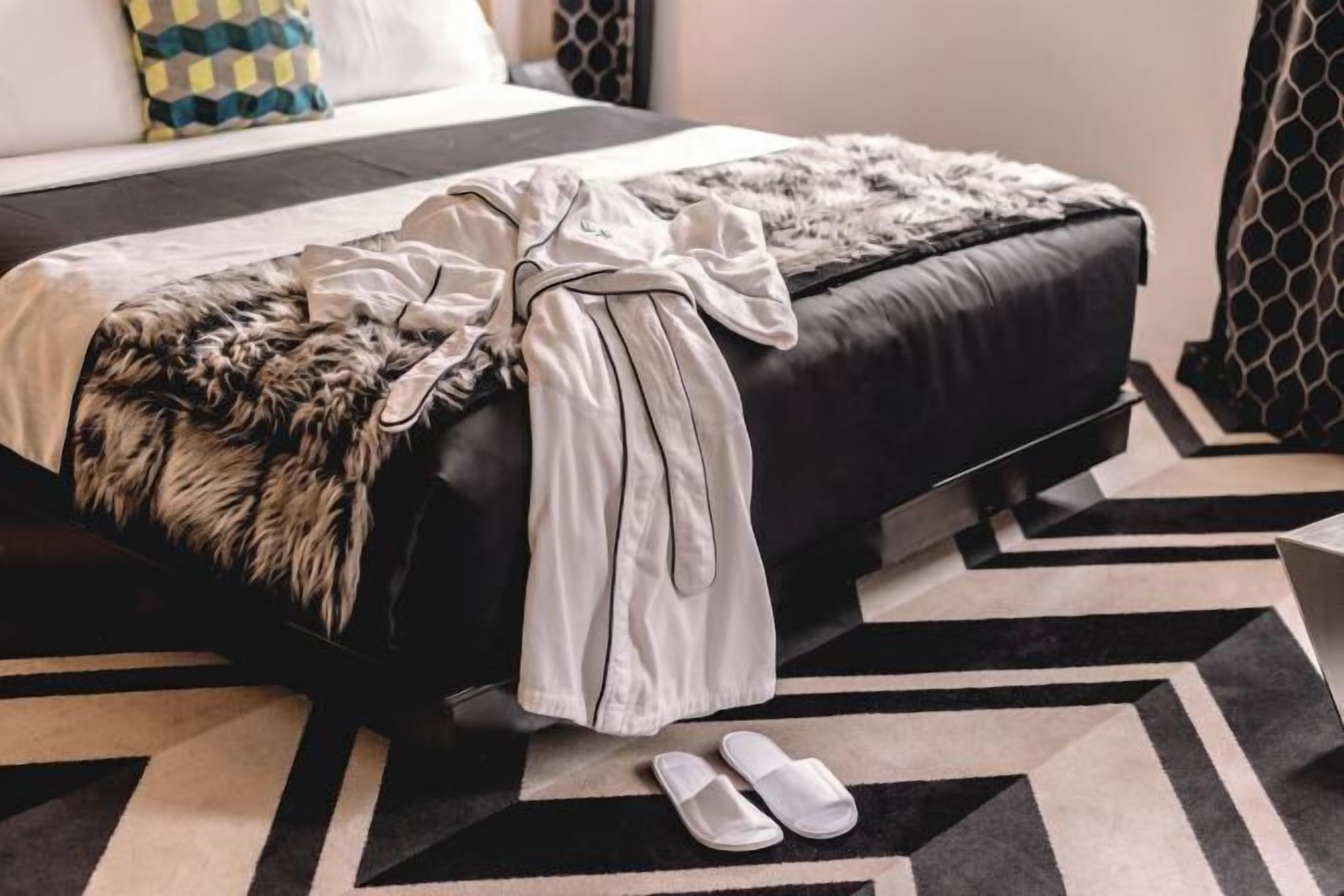 Minibar (inkludert), safe på rommet, skrivebord og strykejern/-brett