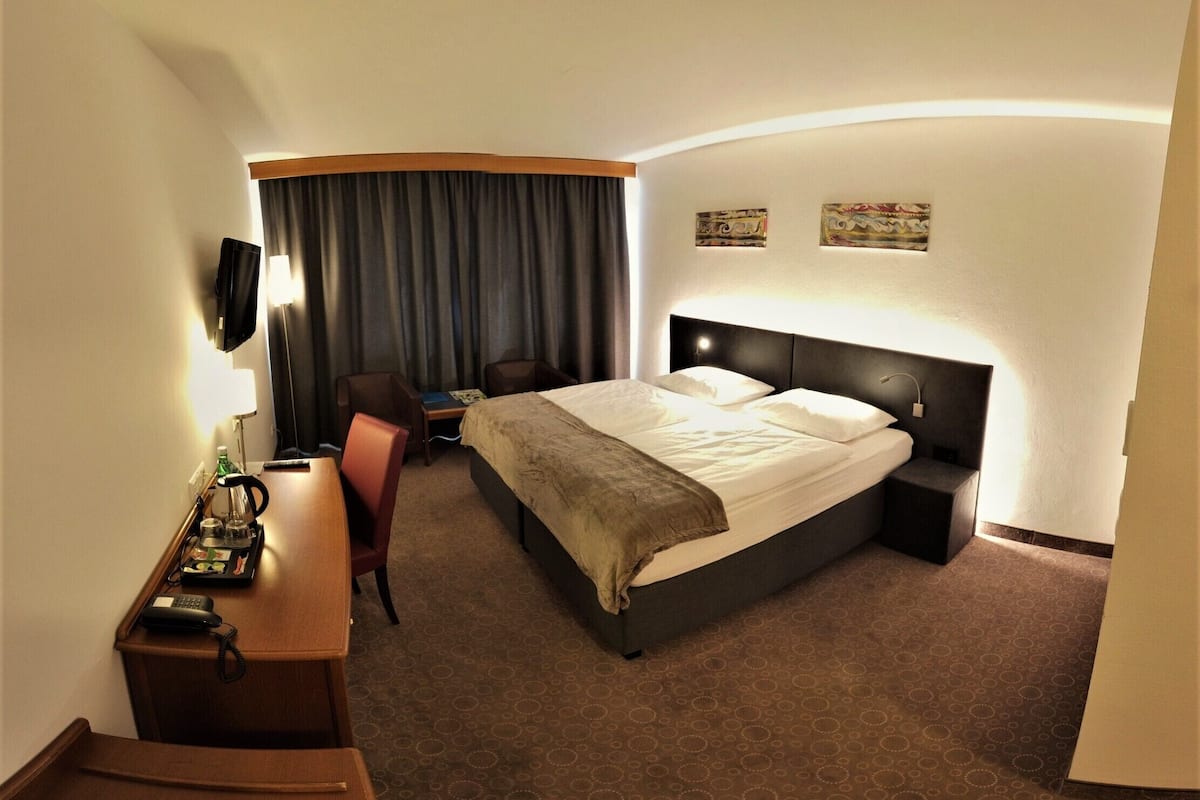 Double Room, 1 Double Bed | Minibar, in-room safe, desk, blackout drapes