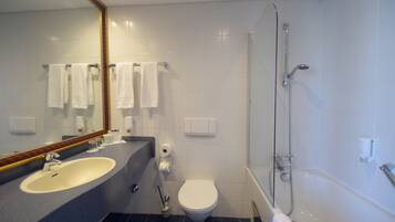 Een moderne badkamer met wastafel, toilet en douche.