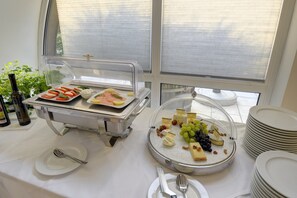 Desayuno buffet (EUR 15.00 por persona) 