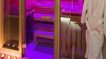 Una stanza sauna con panche in legno e un cartello con la scritta SAUNA.