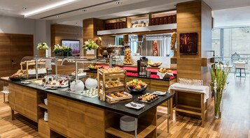 Café da manhã com buffet grátis todos os dias