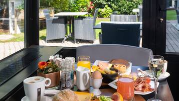 Se ofrece un desayuno completo (22 EUR por persona)