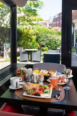 Daily full breakfast (EUR 22 per person) - Martin's Brussels EU (Brussels)