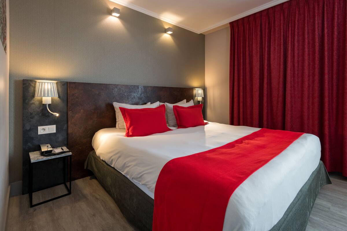Premium bedding, in-room safe, desk, blackout drapes