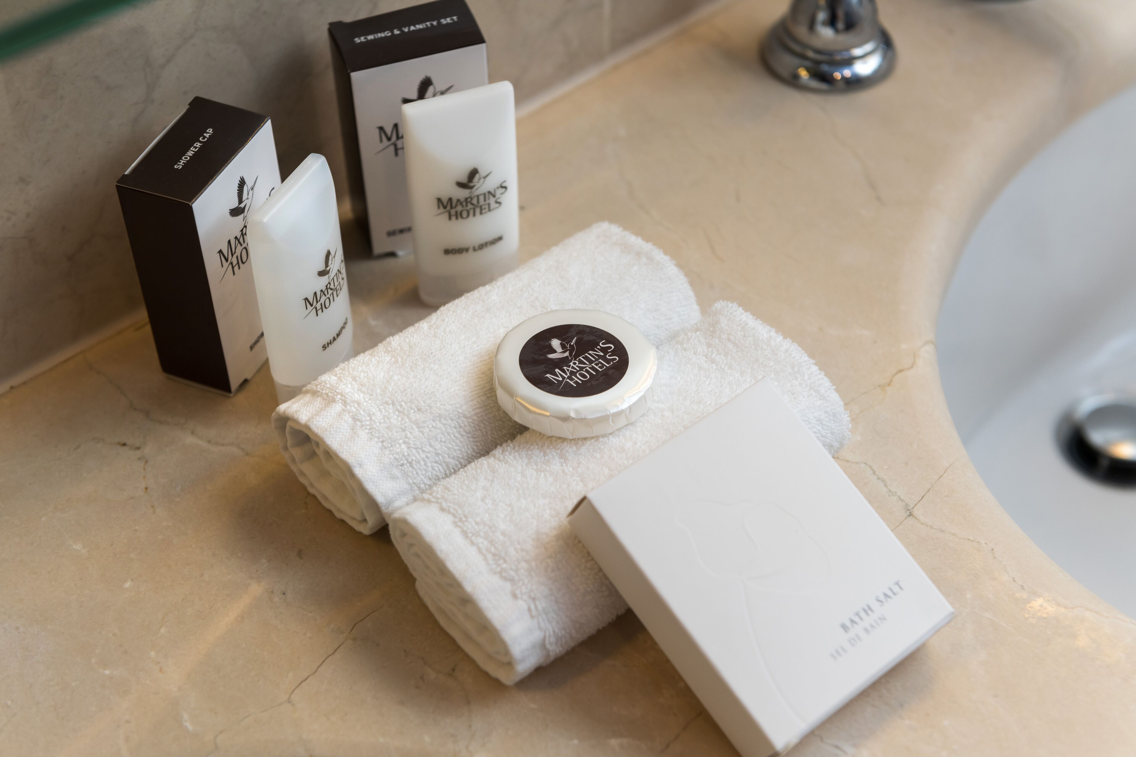 deluxe double room | bathroom | combined shower/bathtub, free toiletries, hair dryer, towels