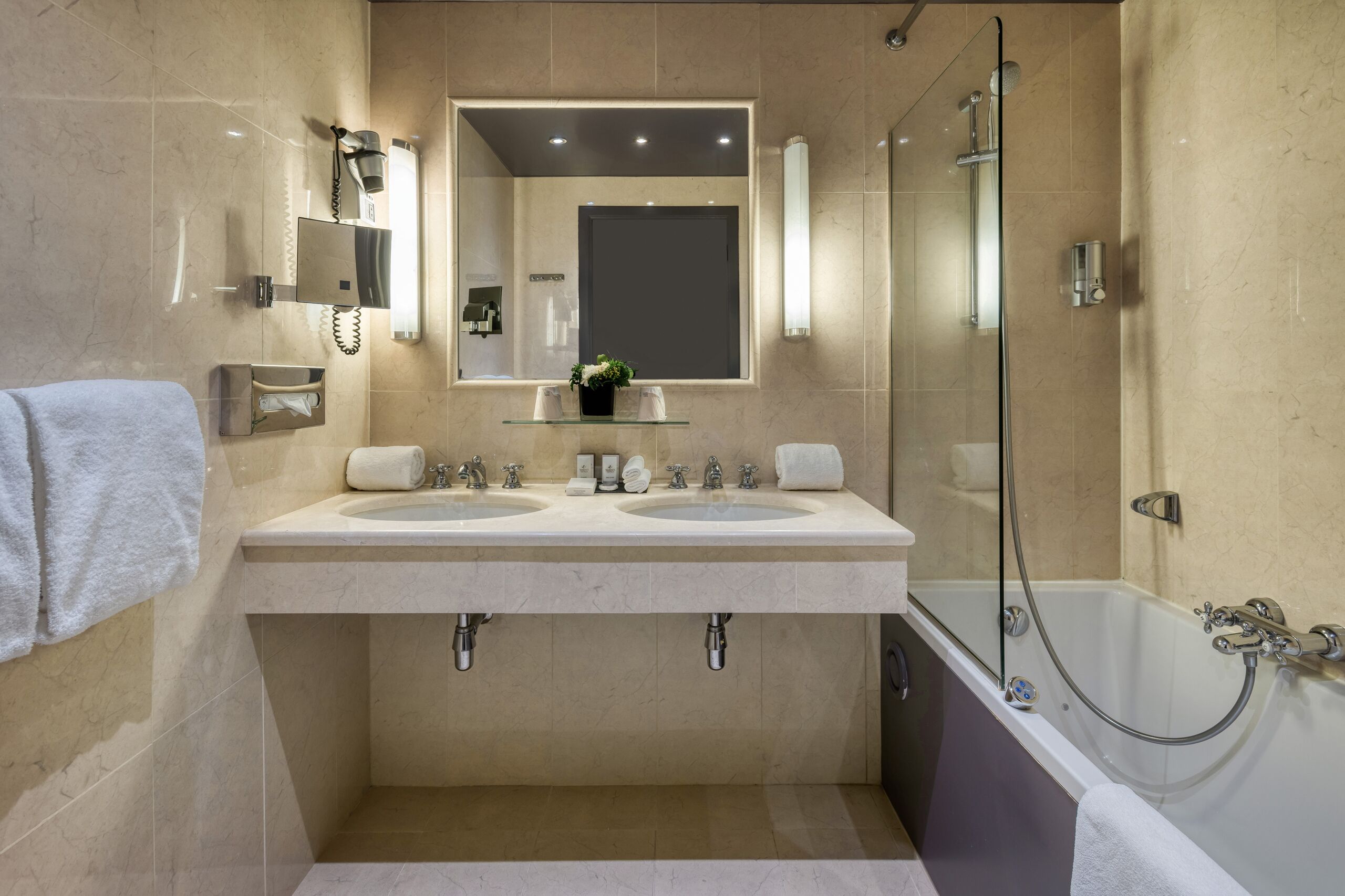 executive double room, 1 king bed | bathroom | combined shower/bathtub, free toiletries, hair dryer, towels