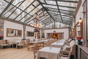 Desayuno buffet diario (EUR 35 por persona)